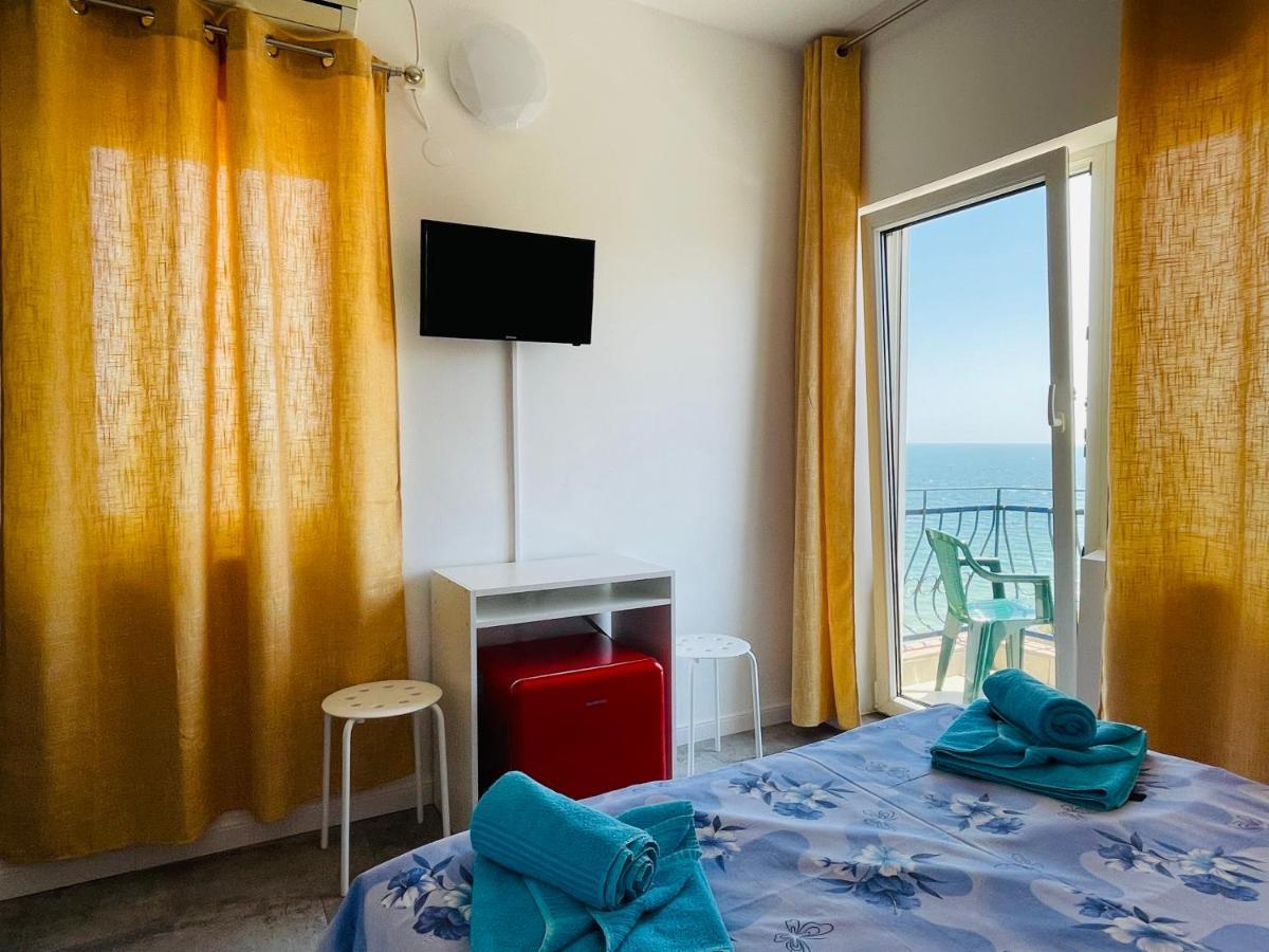 Pierre La Tarmul Marii -Primim Vouchere Vacanta Hostel Costinesti Ngoại thất bức ảnh